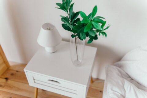 Licht Scandinavisch design tv-meubel in een moderne woonkamer, met minimalistische stijl en natuurlijke materialen.
