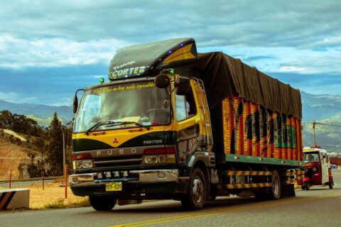 Vrachtwagenchauffeur tijdens een praktijkrit met een grote truck, leert de kneepjes van het vak.