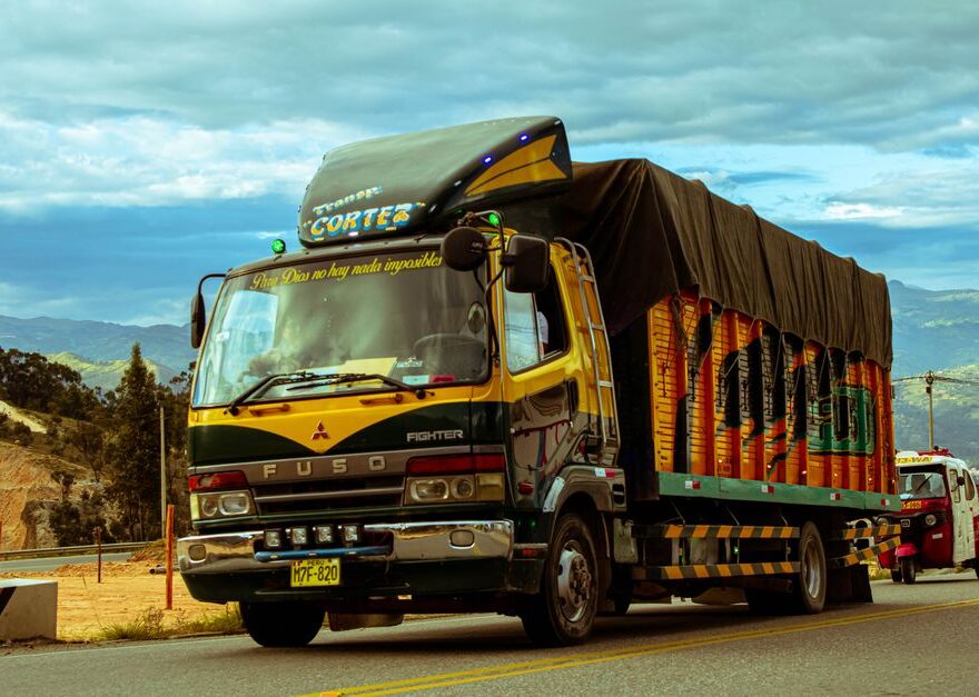 Vrachtwagenchauffeur tijdens een praktijkrit met een grote truck, leert de kneepjes van het vak.